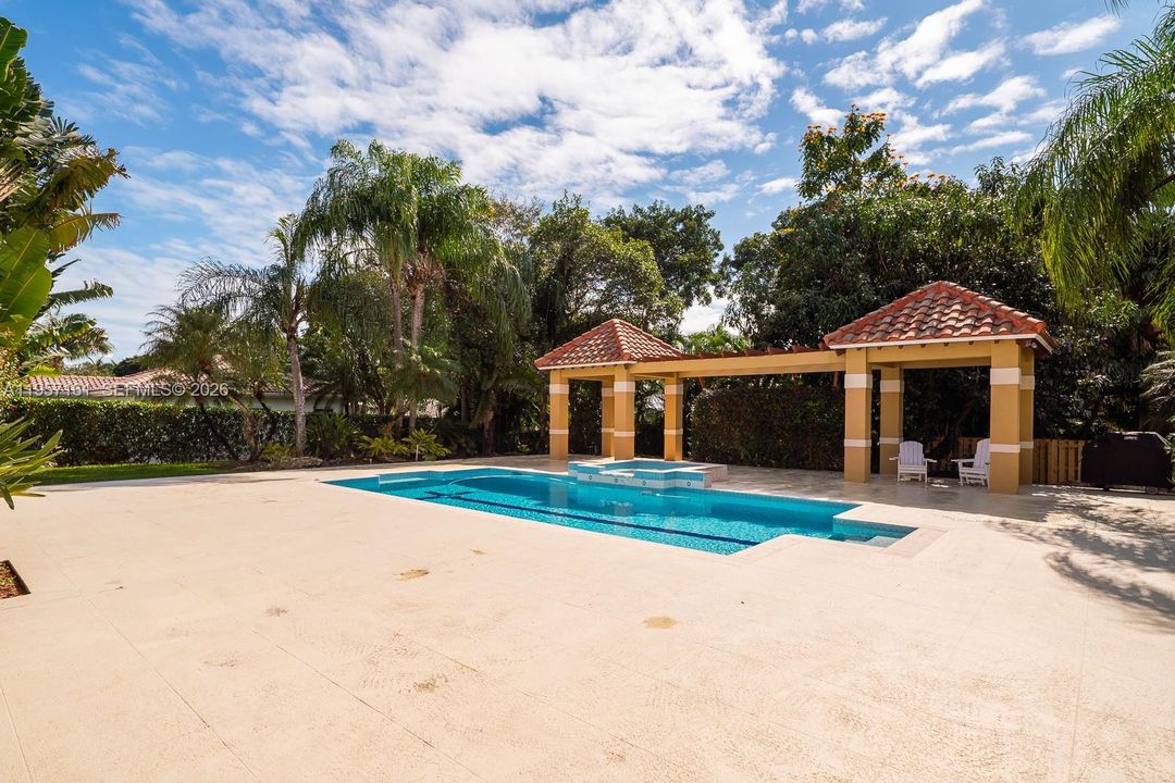 Activo con contrato: $3,950,000 (6 camas, 5 baños, 4695 Pies cuadrados)