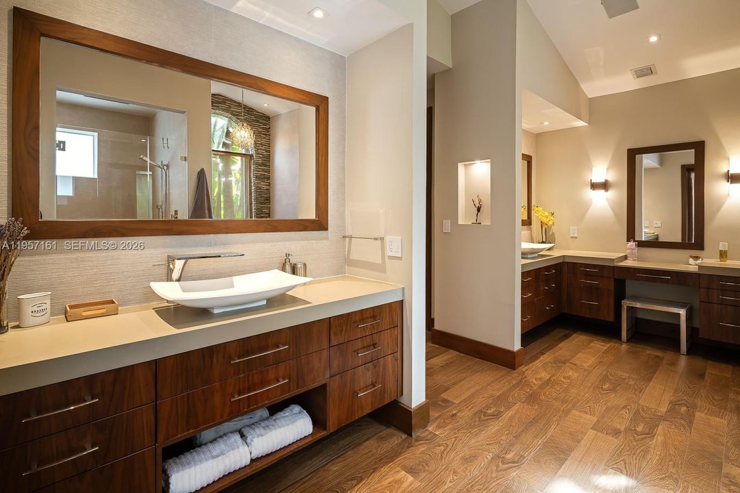 Activo con contrato: $3,950,000 (6 camas, 5 baños, 4695 Pies cuadrados)
