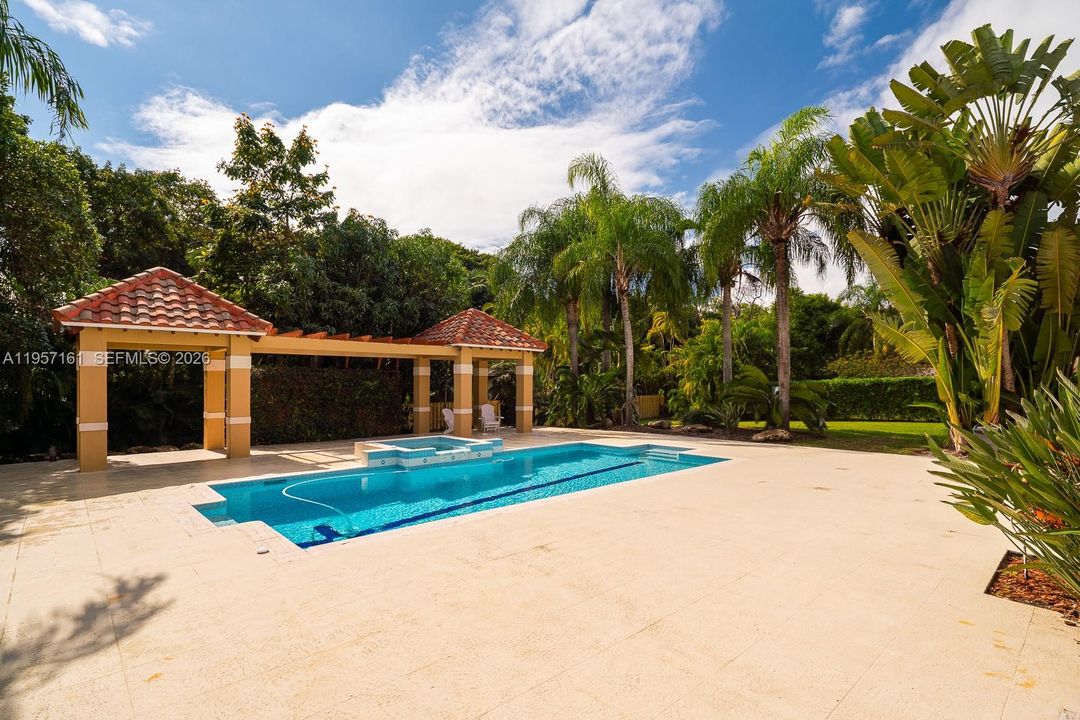 Activo con contrato: $3,950,000 (6 camas, 5 baños, 4695 Pies cuadrados)