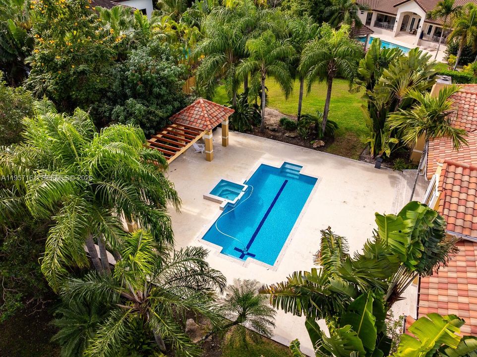 Activo con contrato: $3,950,000 (6 camas, 5 baños, 4695 Pies cuadrados)