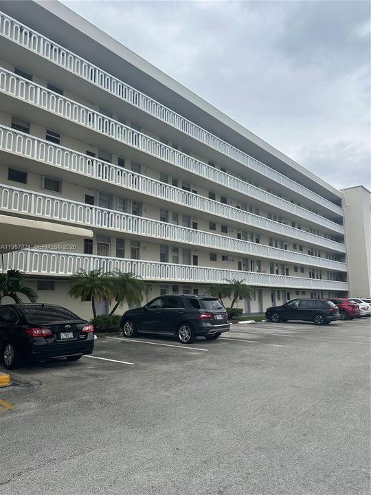 For Sale: $145,000 (1 beds, 1 baths, 763 Square Feet)