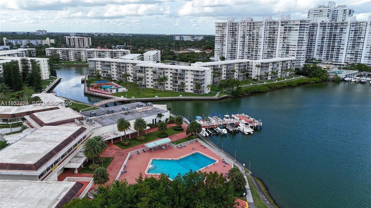 For Sale: $145,000 (1 beds, 1 baths, 763 Square Feet)