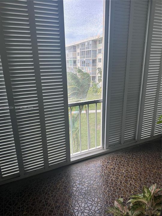 For Sale: $145,000 (1 beds, 1 baths, 763 Square Feet)