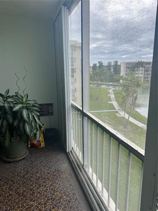 For Sale: $145,000 (1 beds, 1 baths, 763 Square Feet)