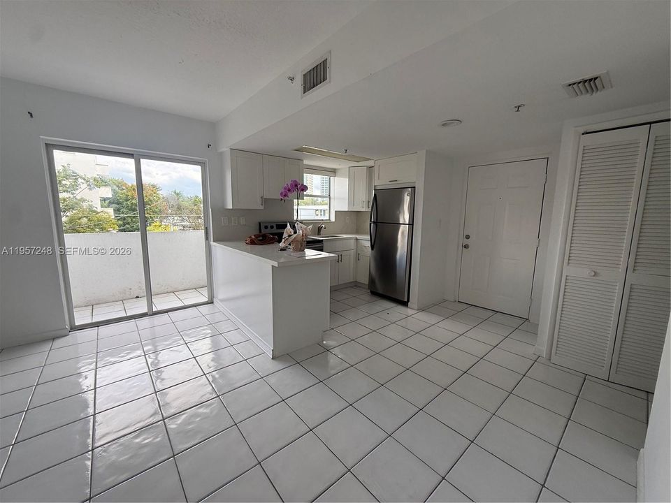 For Sale: $350,000 (1 beds, 2 baths, 608 Square Feet)