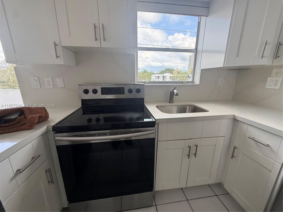 For Sale: $350,000 (1 beds, 2 baths, 608 Square Feet)