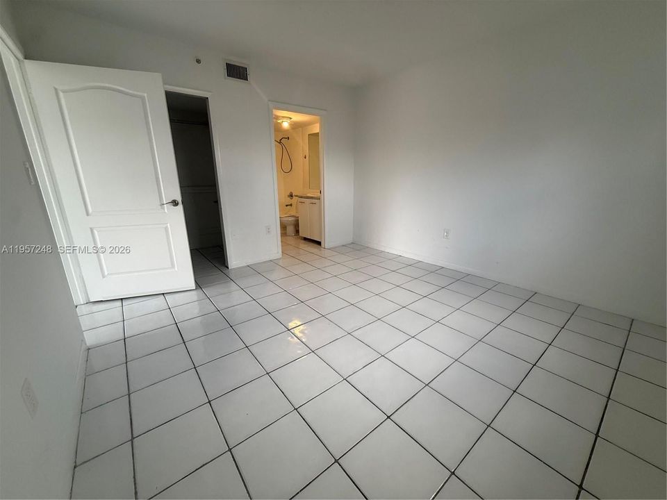 For Sale: $350,000 (1 beds, 2 baths, 608 Square Feet)