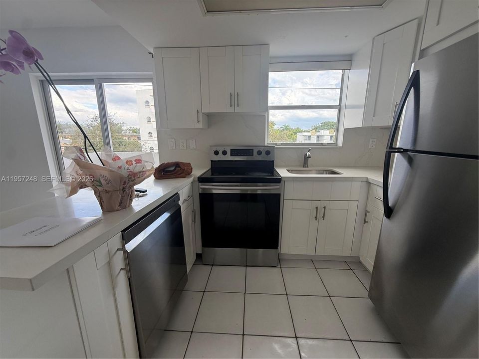 For Sale: $350,000 (1 beds, 2 baths, 608 Square Feet)