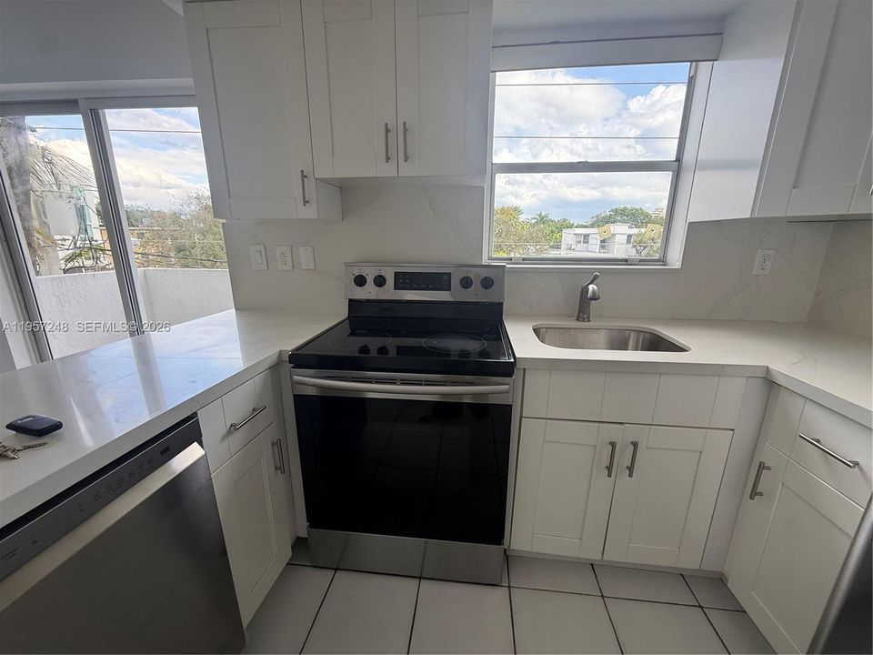 For Sale: $350,000 (1 beds, 2 baths, 608 Square Feet)