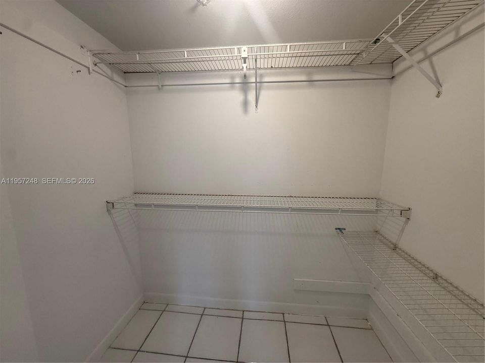For Sale: $350,000 (1 beds, 2 baths, 608 Square Feet)