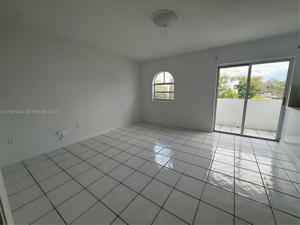 For Sale: $350,000 (1 beds, 2 baths, 608 Square Feet)