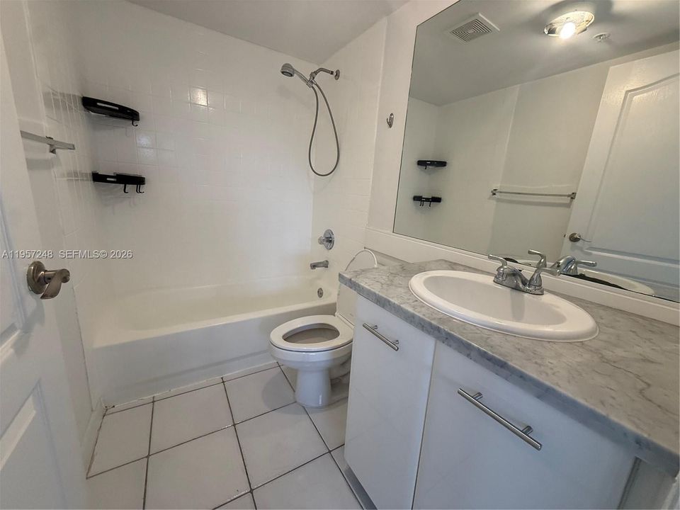 For Sale: $350,000 (1 beds, 2 baths, 608 Square Feet)