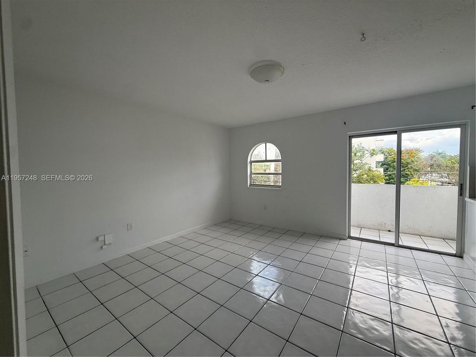 For Sale: $350,000 (1 beds, 2 baths, 608 Square Feet)