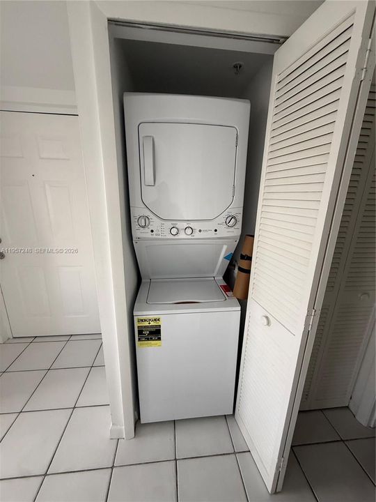 For Sale: $350,000 (1 beds, 2 baths, 608 Square Feet)