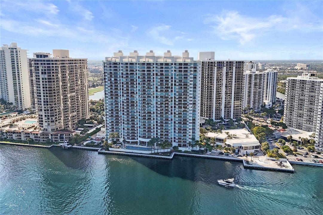 Vendido Recientemente: $1,635,000 (3 camas, 3 baños, 3264 Pies cuadrados)