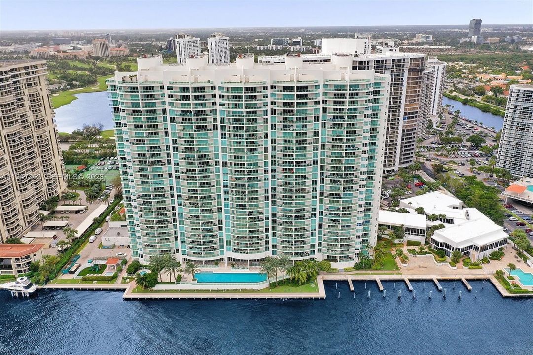 Vendido Recientemente: $1,635,000 (3 camas, 3 baños, 3264 Pies cuadrados)