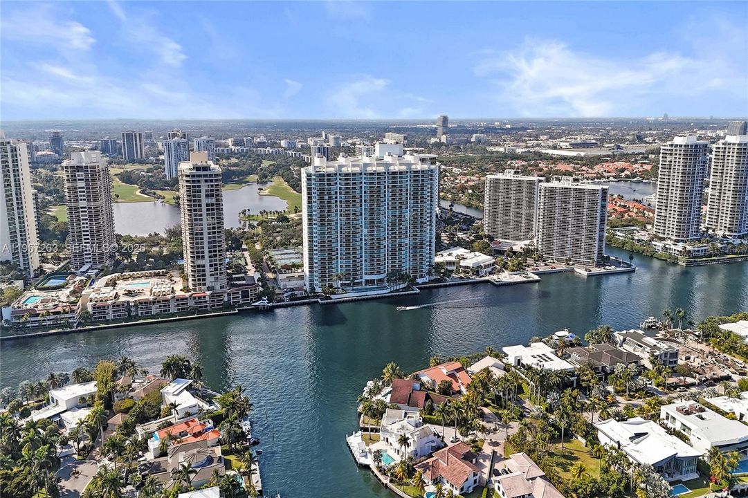 Vendido Recientemente: $1,635,000 (3 camas, 3 baños, 3264 Pies cuadrados)