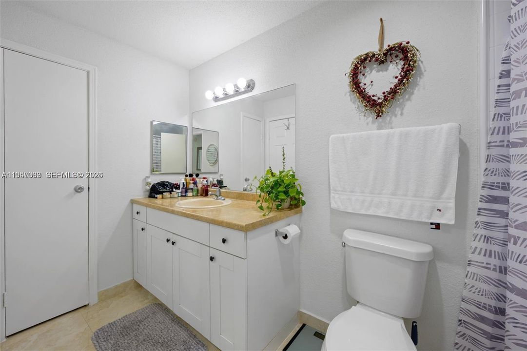 For Sale: $187,000 (1 beds, 1 baths, 950 Square Feet)