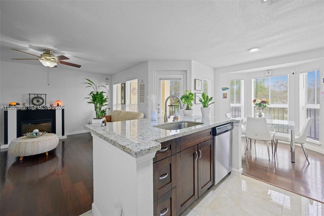 For Sale: $187,000 (1 beds, 1 baths, 950 Square Feet)