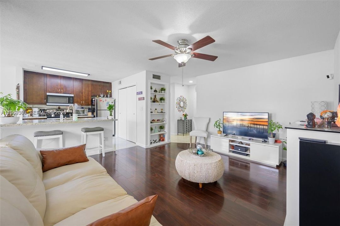 For Sale: $187,000 (1 beds, 1 baths, 950 Square Feet)