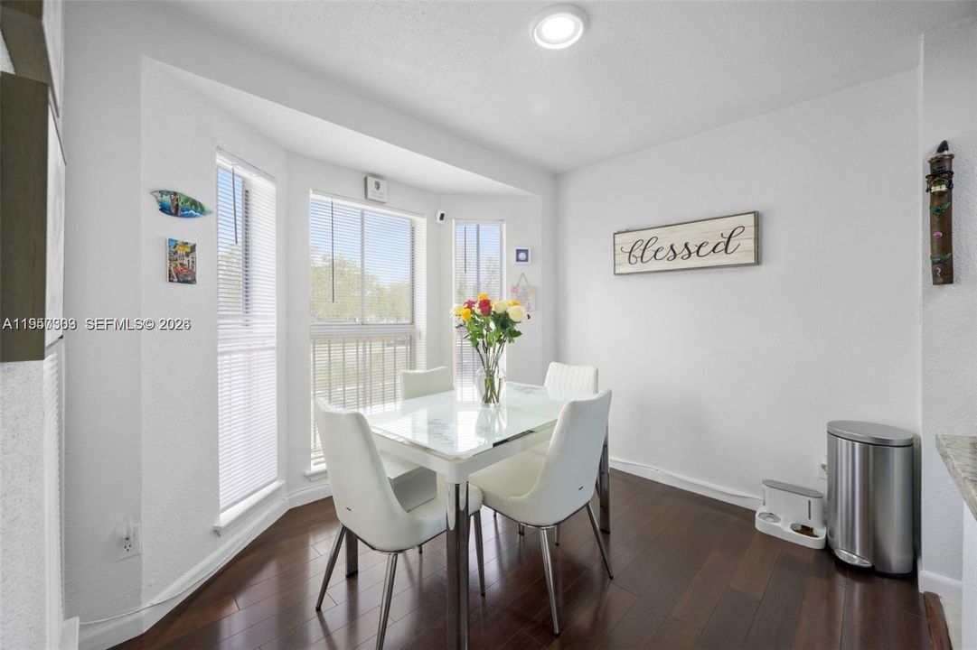 For Sale: $187,000 (1 beds, 1 baths, 950 Square Feet)