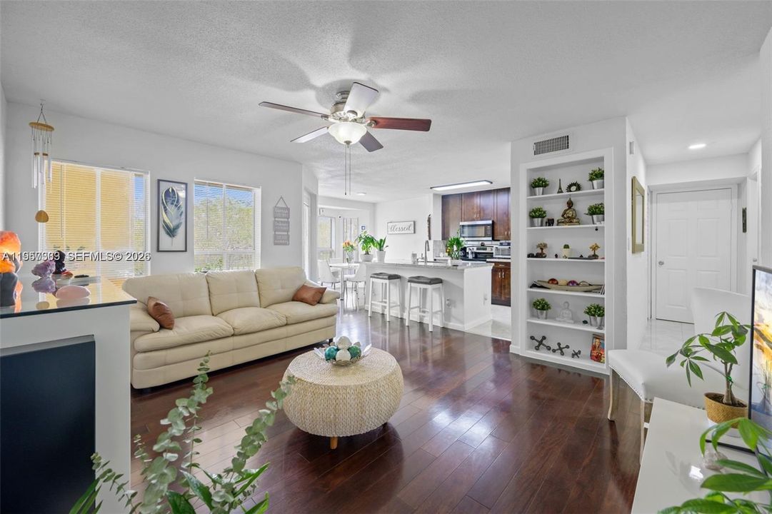 For Sale: $187,000 (1 beds, 1 baths, 950 Square Feet)