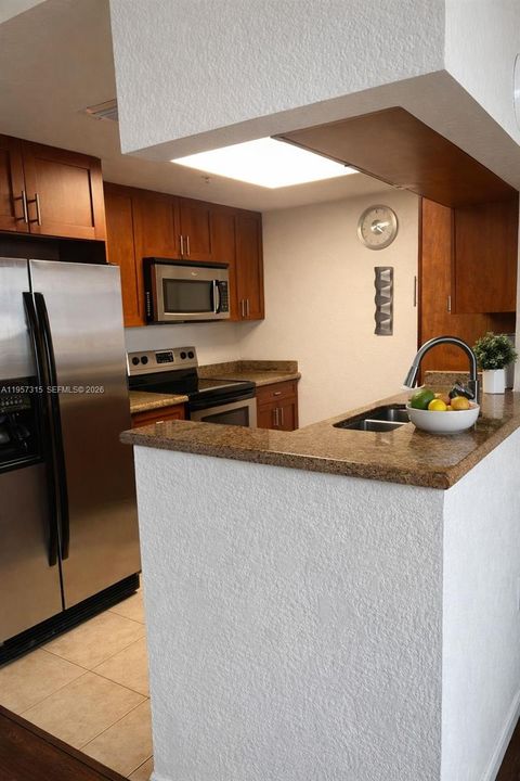 待售: $300,000 (2 贝兹, 2 浴室, 984 平方英尺)