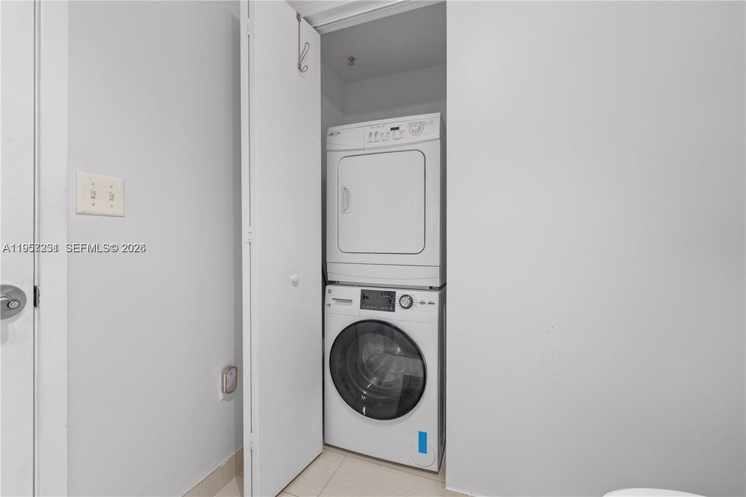 For Sale: $619,000 (2 beds, 2 baths, 1215 Square Feet)