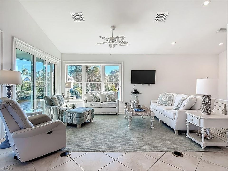 For Sale: $1,900,000 (3 beds, 2 baths, 2005 Square Feet)