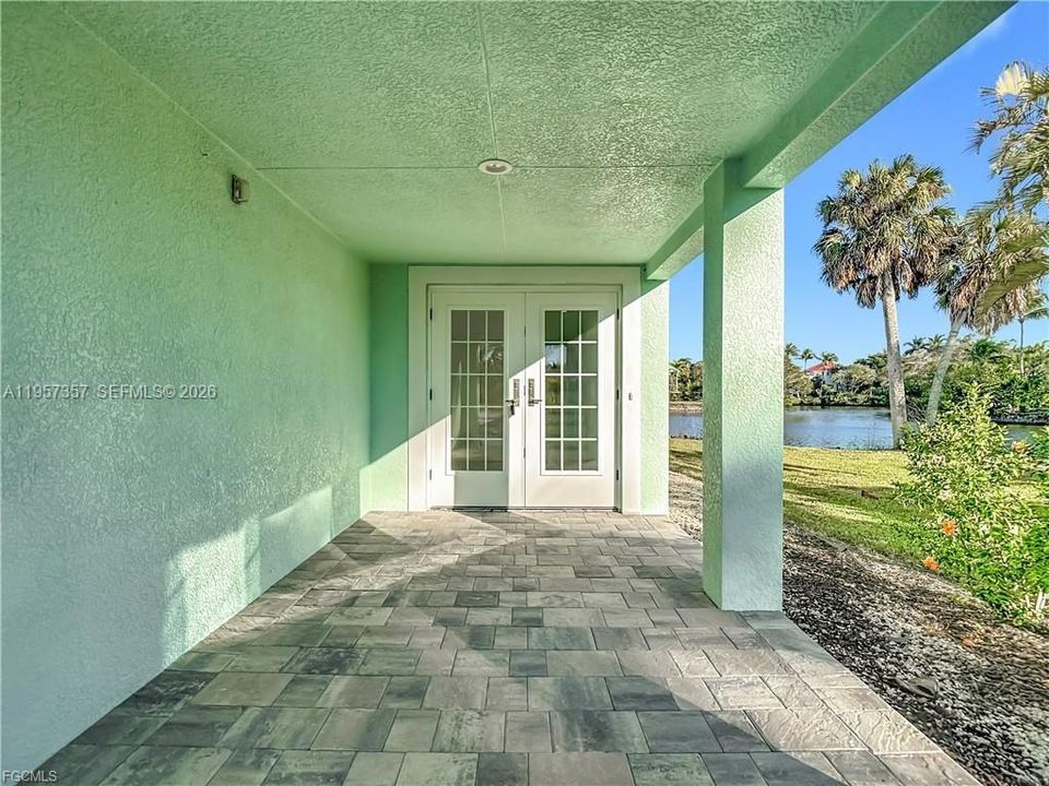 For Sale: $1,900,000 (3 beds, 2 baths, 2005 Square Feet)