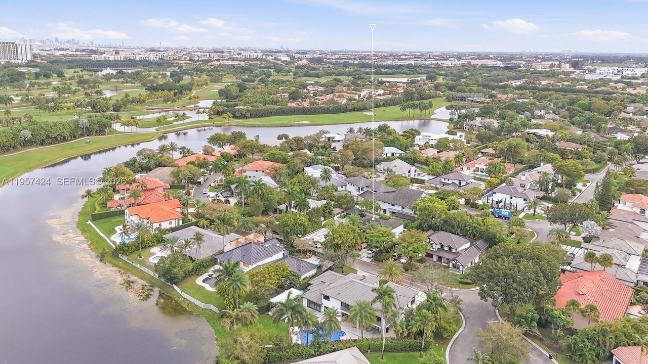 Vendido Recientemente: $2,900,000 (4 camas, 3 baños, 2913 Pies cuadrados)
