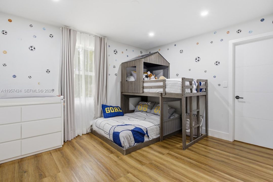Vendido Recientemente: $2,900,000 (4 camas, 3 baños, 2913 Pies cuadrados)