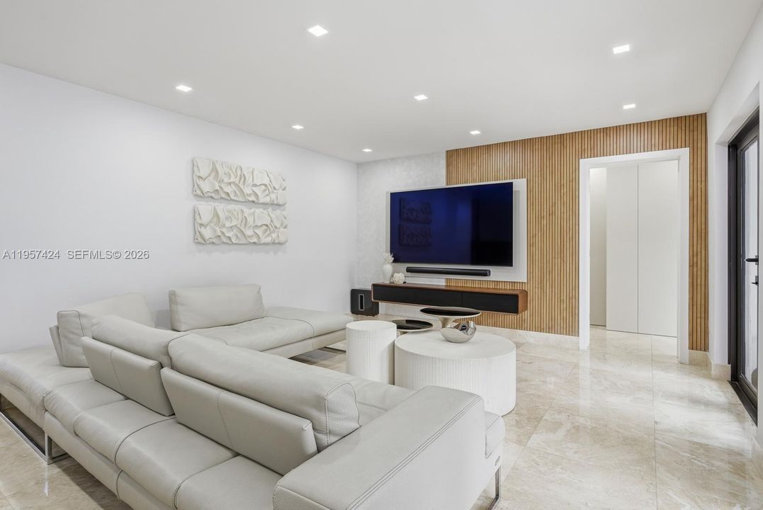 Vendido Recientemente: $2,900,000 (4 camas, 3 baños, 2913 Pies cuadrados)