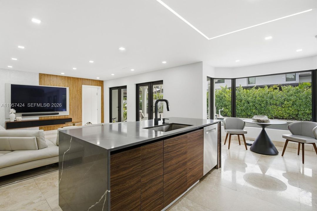 Vendido Recientemente: $2,900,000 (4 camas, 3 baños, 2913 Pies cuadrados)