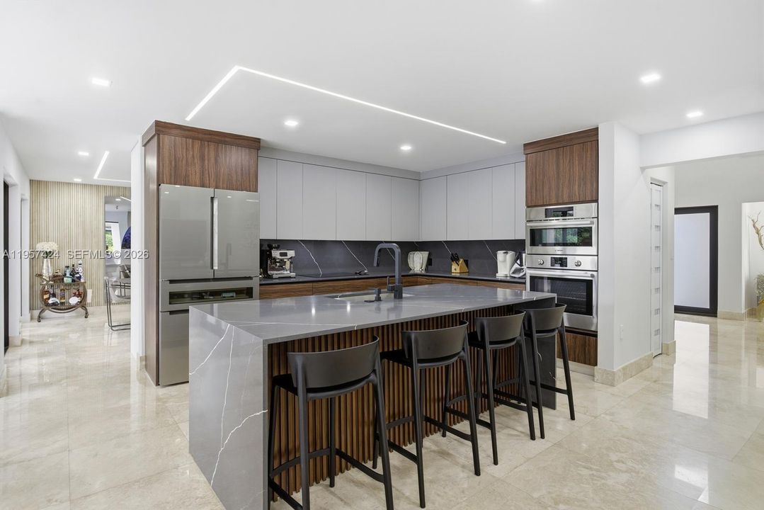 Vendido Recientemente: $2,900,000 (4 camas, 3 baños, 2913 Pies cuadrados)
