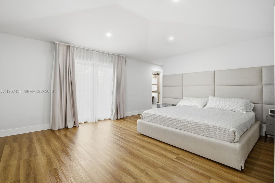 Vendido Recientemente: $2,900,000 (4 camas, 3 baños, 2913 Pies cuadrados)