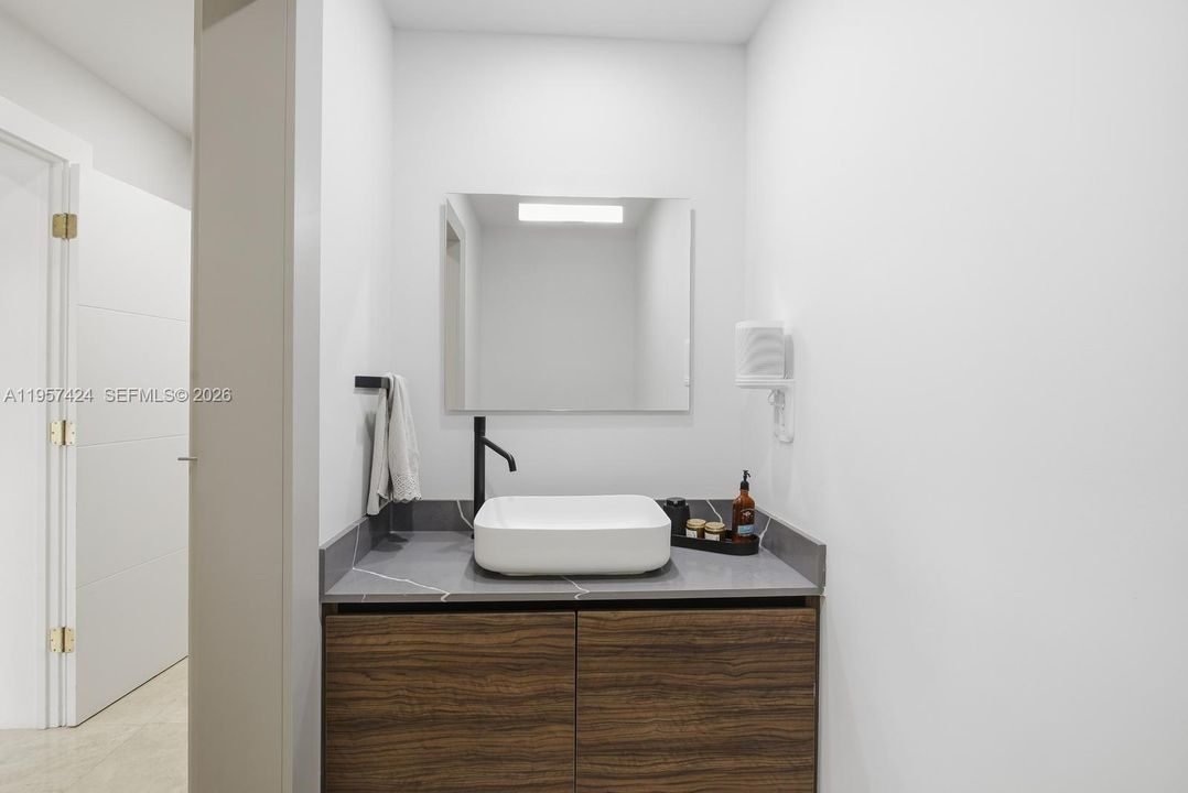 Vendido Recientemente: $2,900,000 (4 camas, 3 baños, 2913 Pies cuadrados)