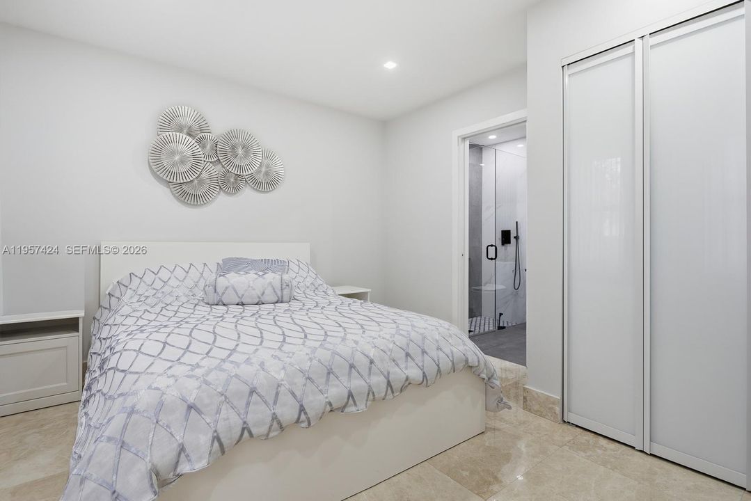 Vendido Recientemente: $2,900,000 (4 camas, 3 baños, 2913 Pies cuadrados)