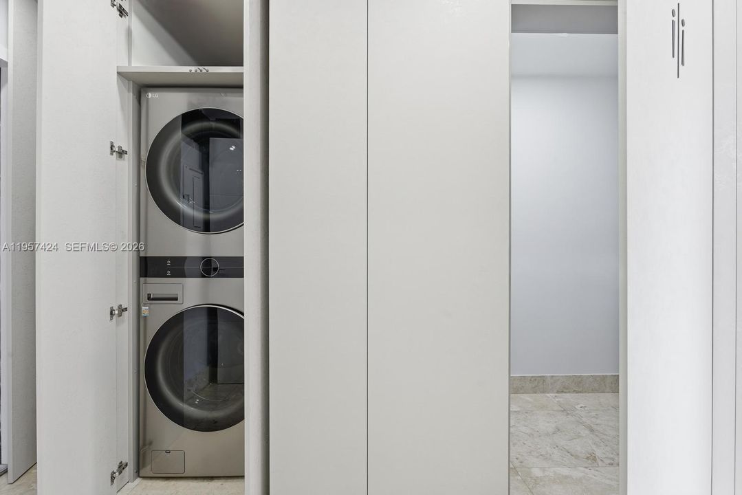 Vendido Recientemente: $2,900,000 (4 camas, 3 baños, 2913 Pies cuadrados)