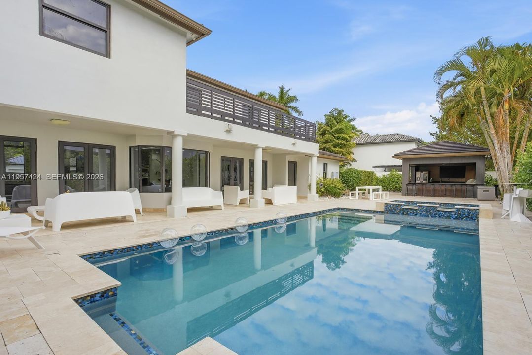 Vendido Recientemente: $2,900,000 (4 camas, 3 baños, 2913 Pies cuadrados)