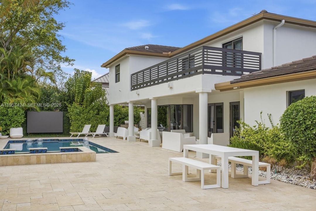 Vendido Recientemente: $2,900,000 (4 camas, 3 baños, 2913 Pies cuadrados)