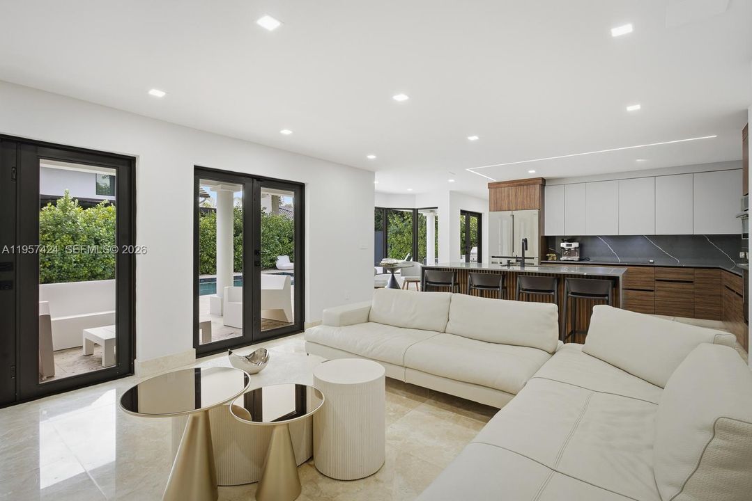Vendido Recientemente: $2,900,000 (4 camas, 3 baños, 2913 Pies cuadrados)