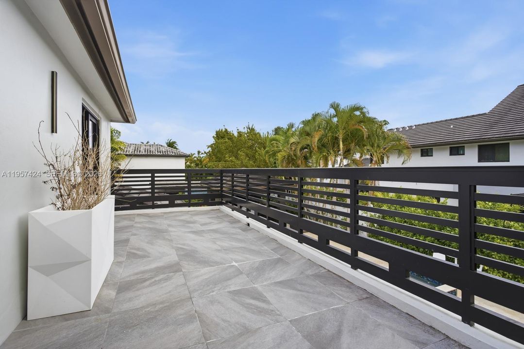 Vendido Recientemente: $2,900,000 (4 camas, 3 baños, 2913 Pies cuadrados)