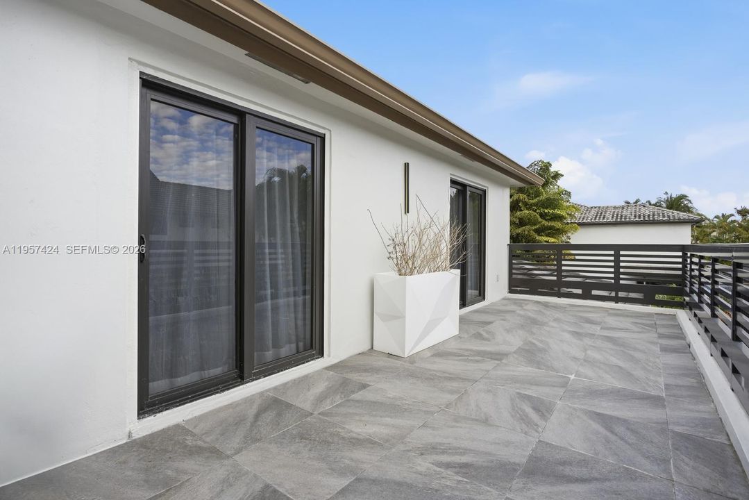 Vendido Recientemente: $2,900,000 (4 camas, 3 baños, 2913 Pies cuadrados)