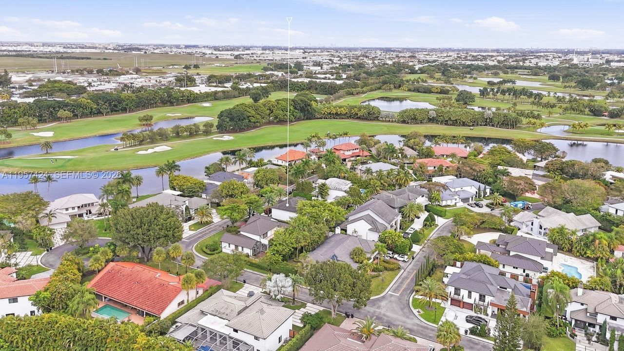 Vendido Recientemente: $2,900,000 (4 camas, 3 baños, 2913 Pies cuadrados)