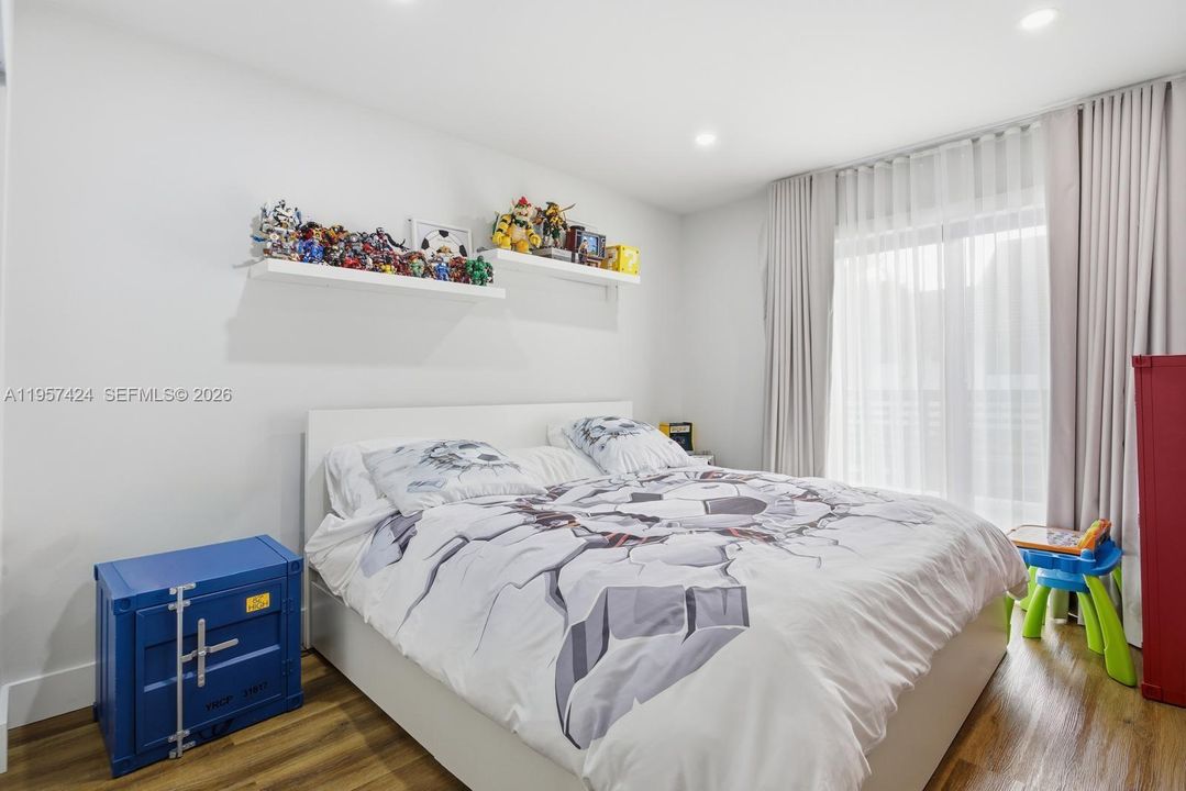 Vendido Recientemente: $2,900,000 (4 camas, 3 baños, 2913 Pies cuadrados)