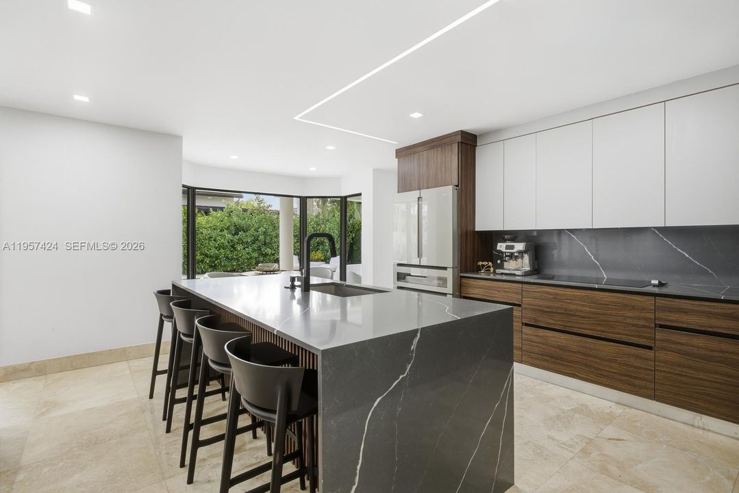 Vendido Recientemente: $2,900,000 (4 camas, 3 baños, 2913 Pies cuadrados)