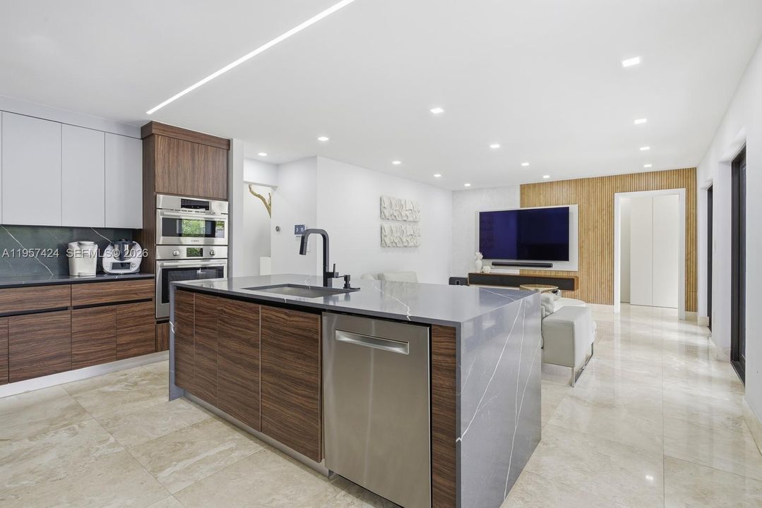 Vendido Recientemente: $2,900,000 (4 camas, 3 baños, 2913 Pies cuadrados)