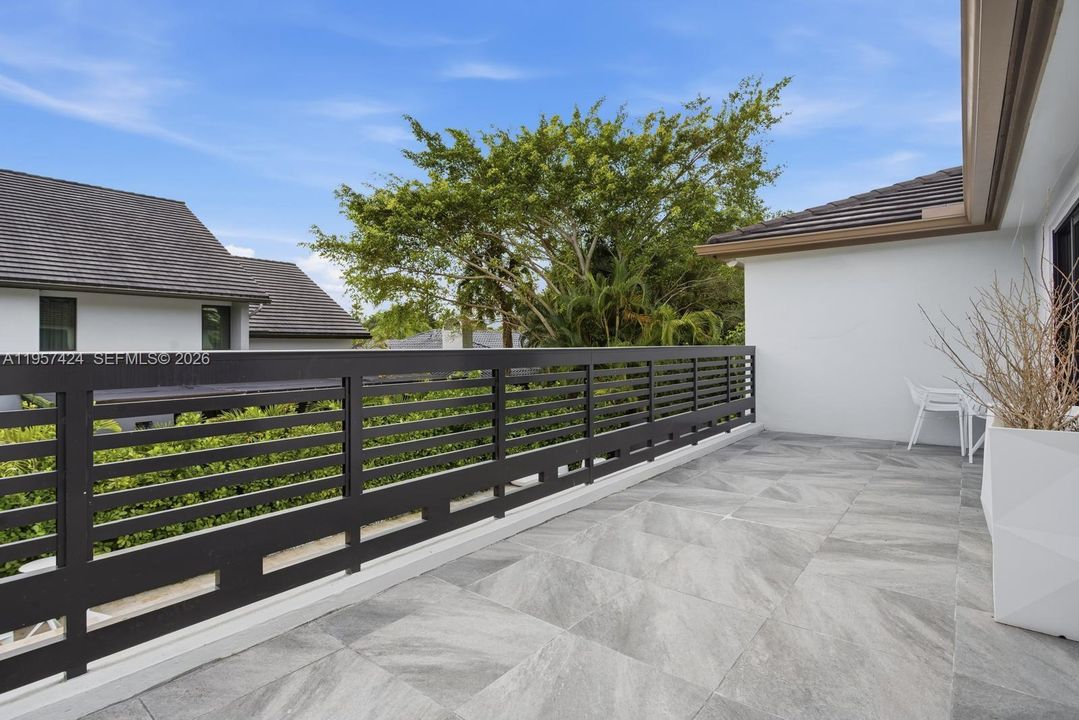 Vendido Recientemente: $2,900,000 (4 camas, 3 baños, 2913 Pies cuadrados)