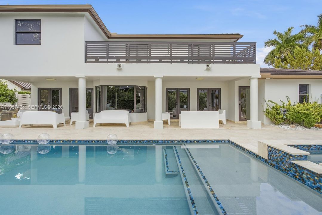 Vendido Recientemente: $2,900,000 (4 camas, 3 baños, 2913 Pies cuadrados)